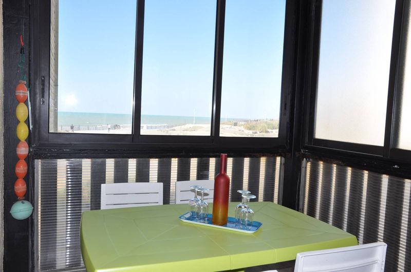 A louer : Appartement T2 dans résidence avec ascenseur et box fermé - accès plage, vue directe sur l'océan et balcon fermé