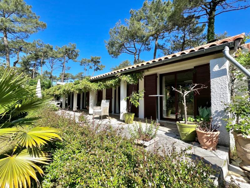Façade de la maison nichée dans un environnement calme et verdoyant – Quartier Sud Lacanau Océan